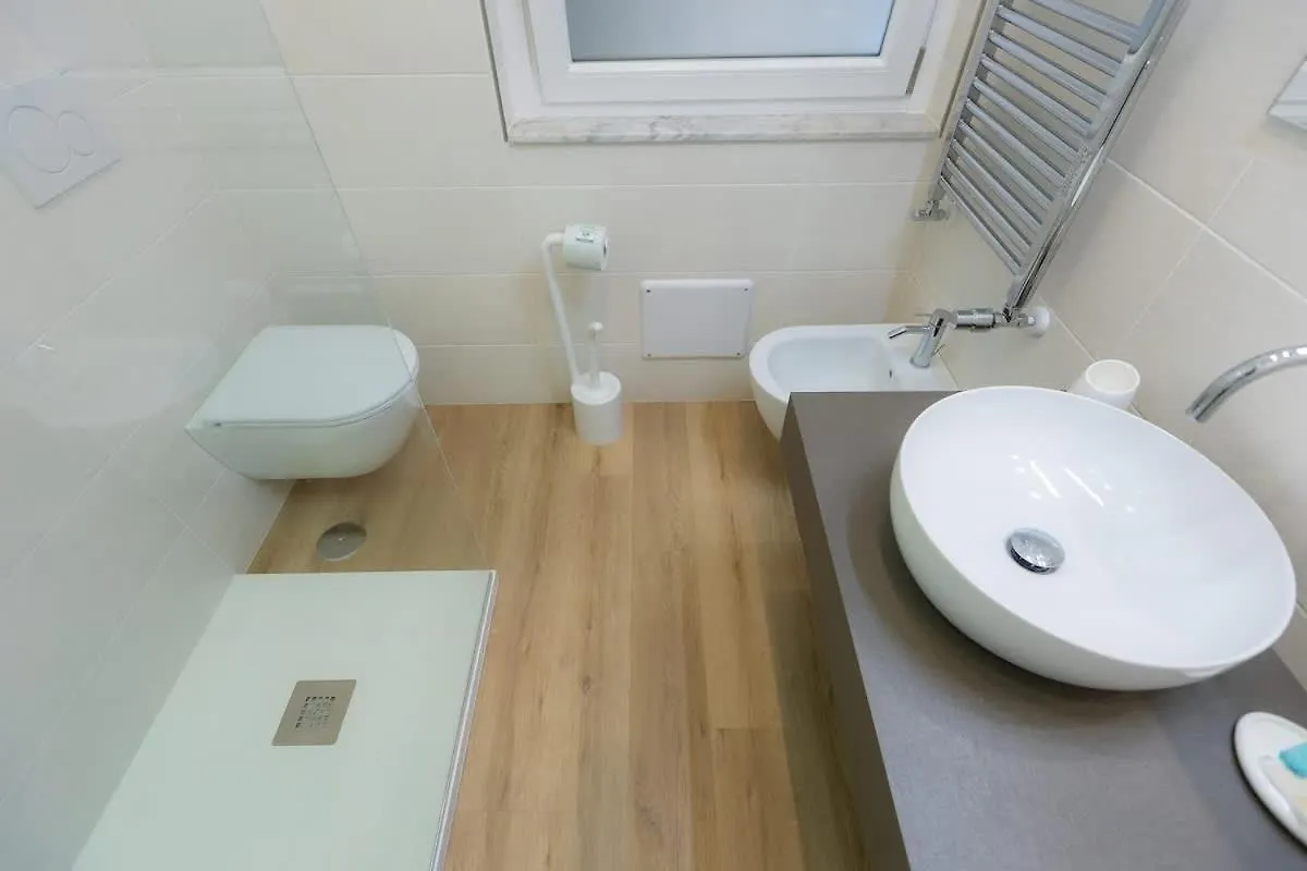 Colosseum Holidays - Three-Bedroom Apartment Рим Италия