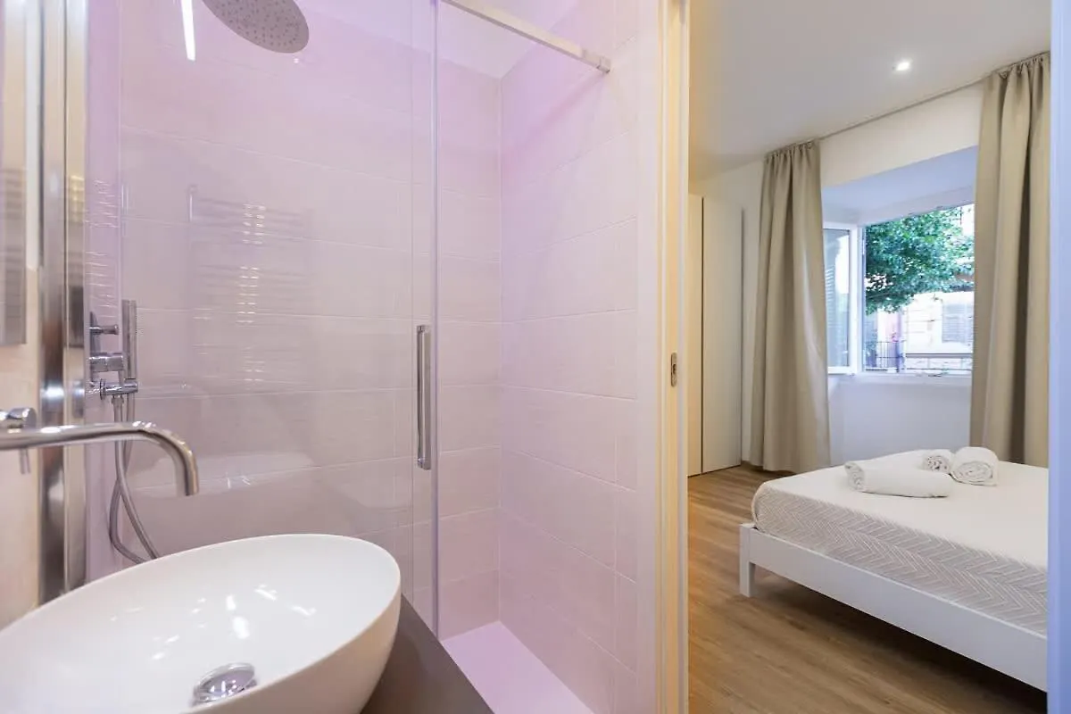 Colosseum Holidays - Three-Bedroom Apartment Рим