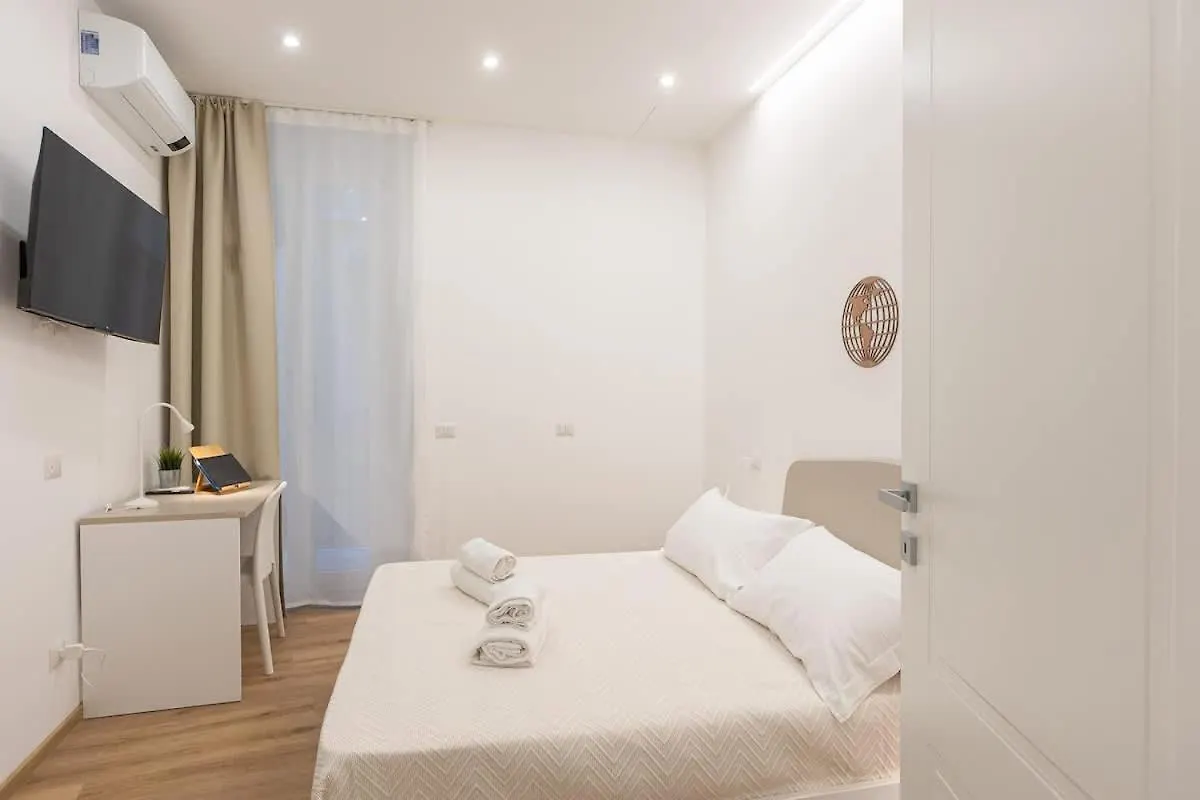 Colosseum Holidays - Three-Bedroom Apartment Рим