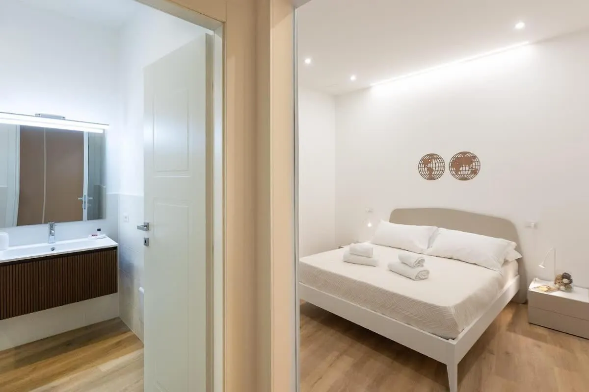 Colosseum Holidays - Three-Bedroom Apartment Рим