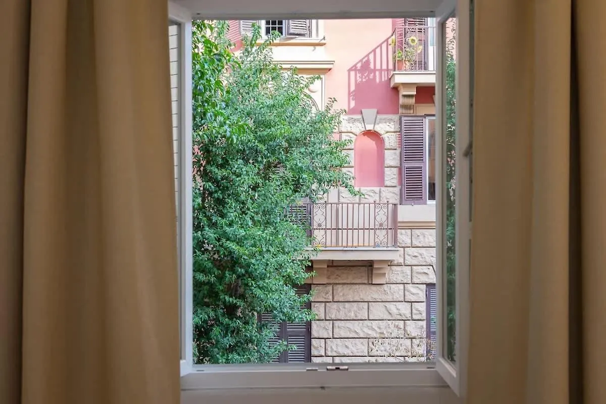 Colosseum Holidays - Three-Bedroom Apartment Рим