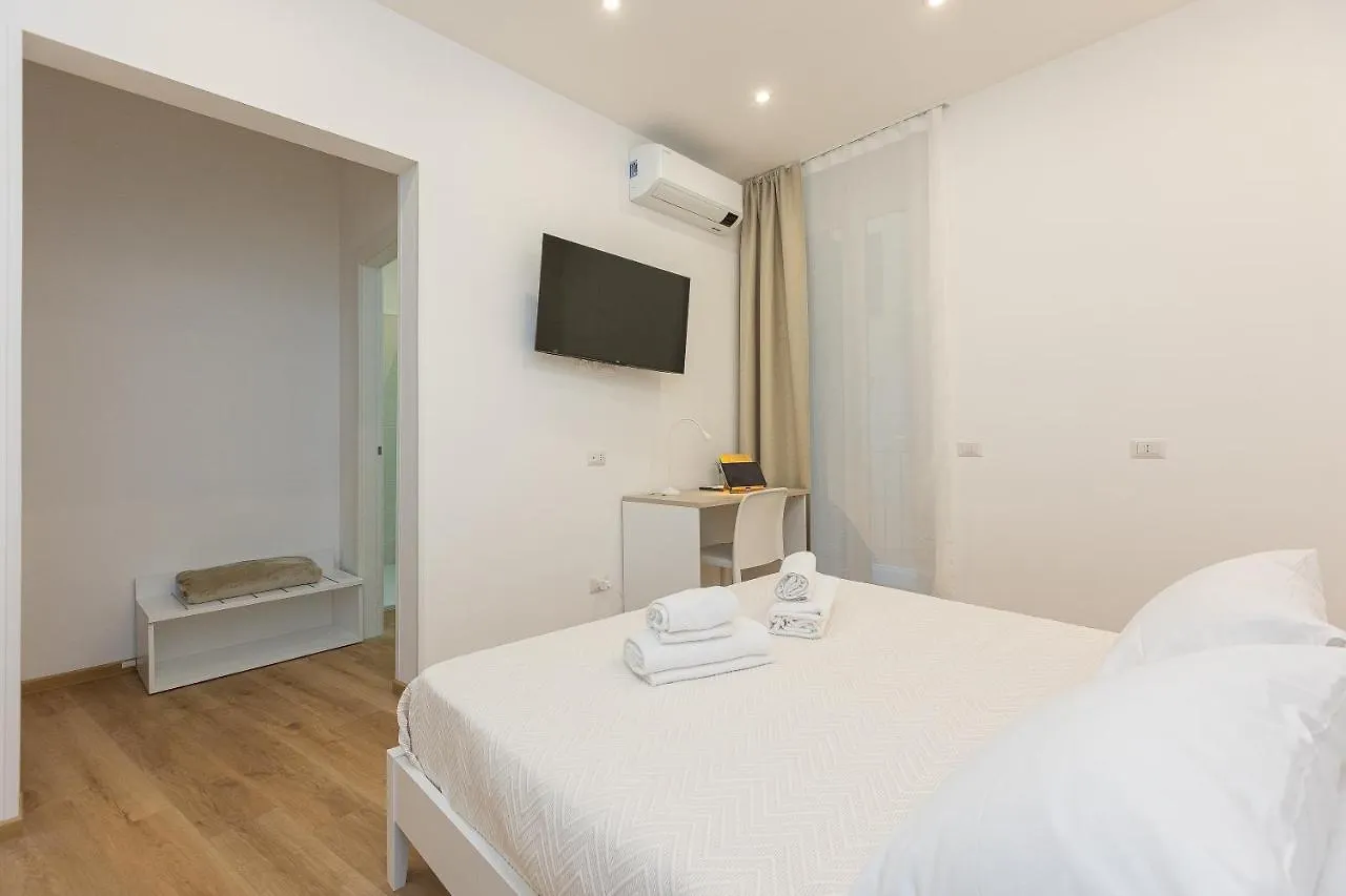 Colosseum Holidays - Three-Bedroom Apartment Rome