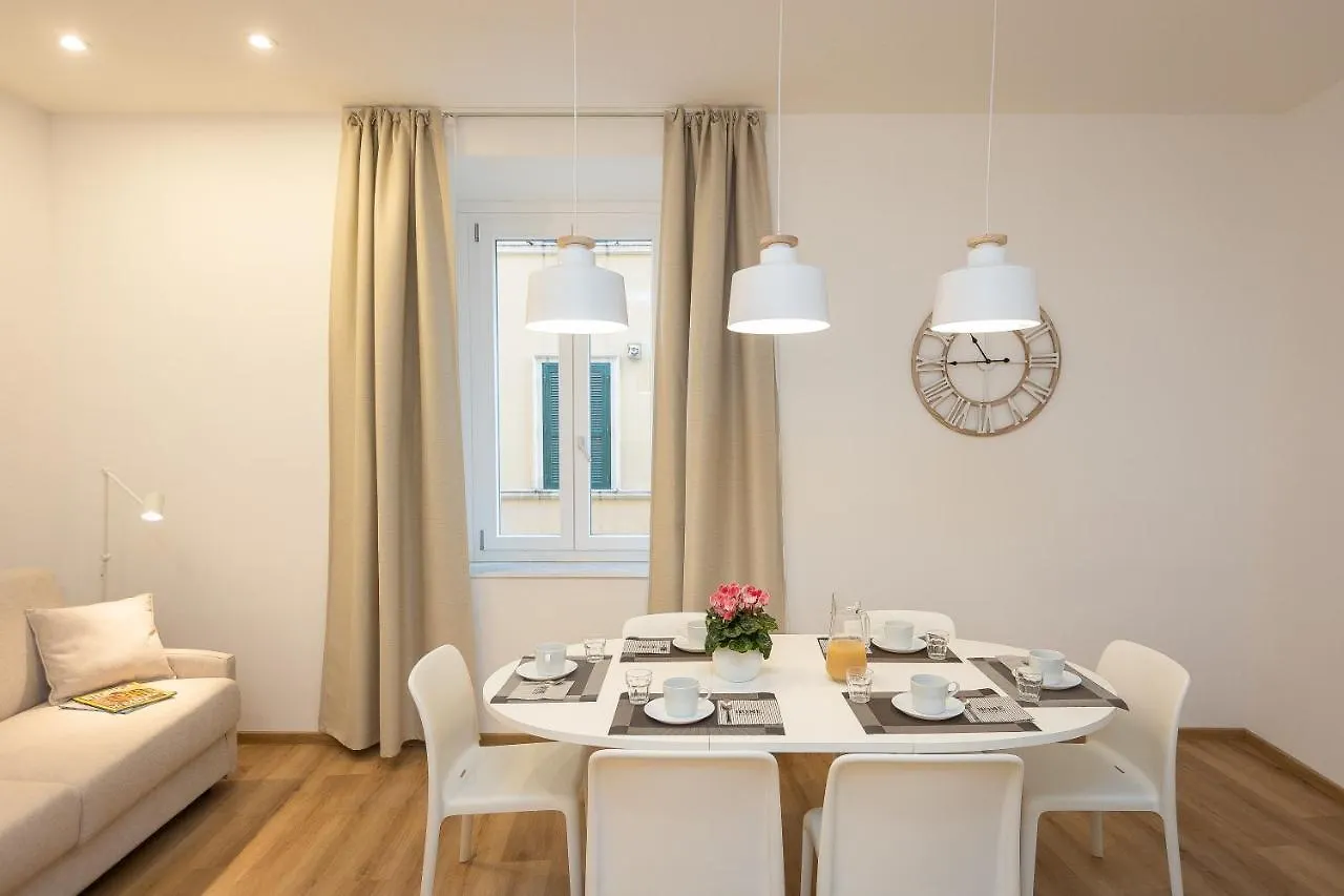 Colosseum Holidays - Three-Bedroom Apartment Rome