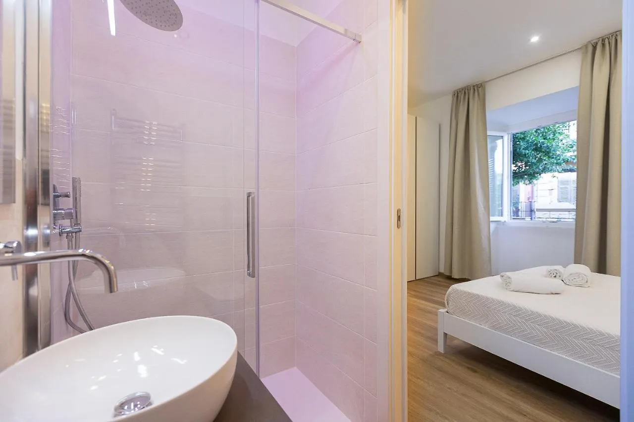 Colosseum Holidays - Three-Bedroom Apartment Rome Italy