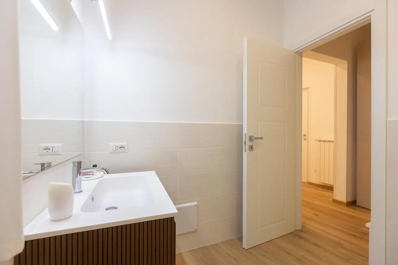 Colosseum Holidays - Three-Bedroom Apartment Rome Italy