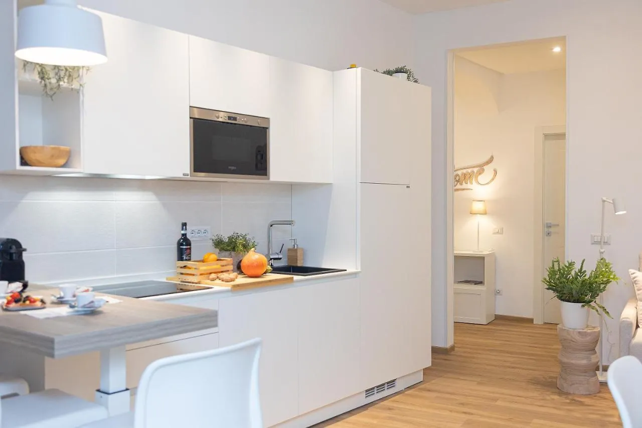 Colosseum Holidays - Three-Bedroom Apartment Rome