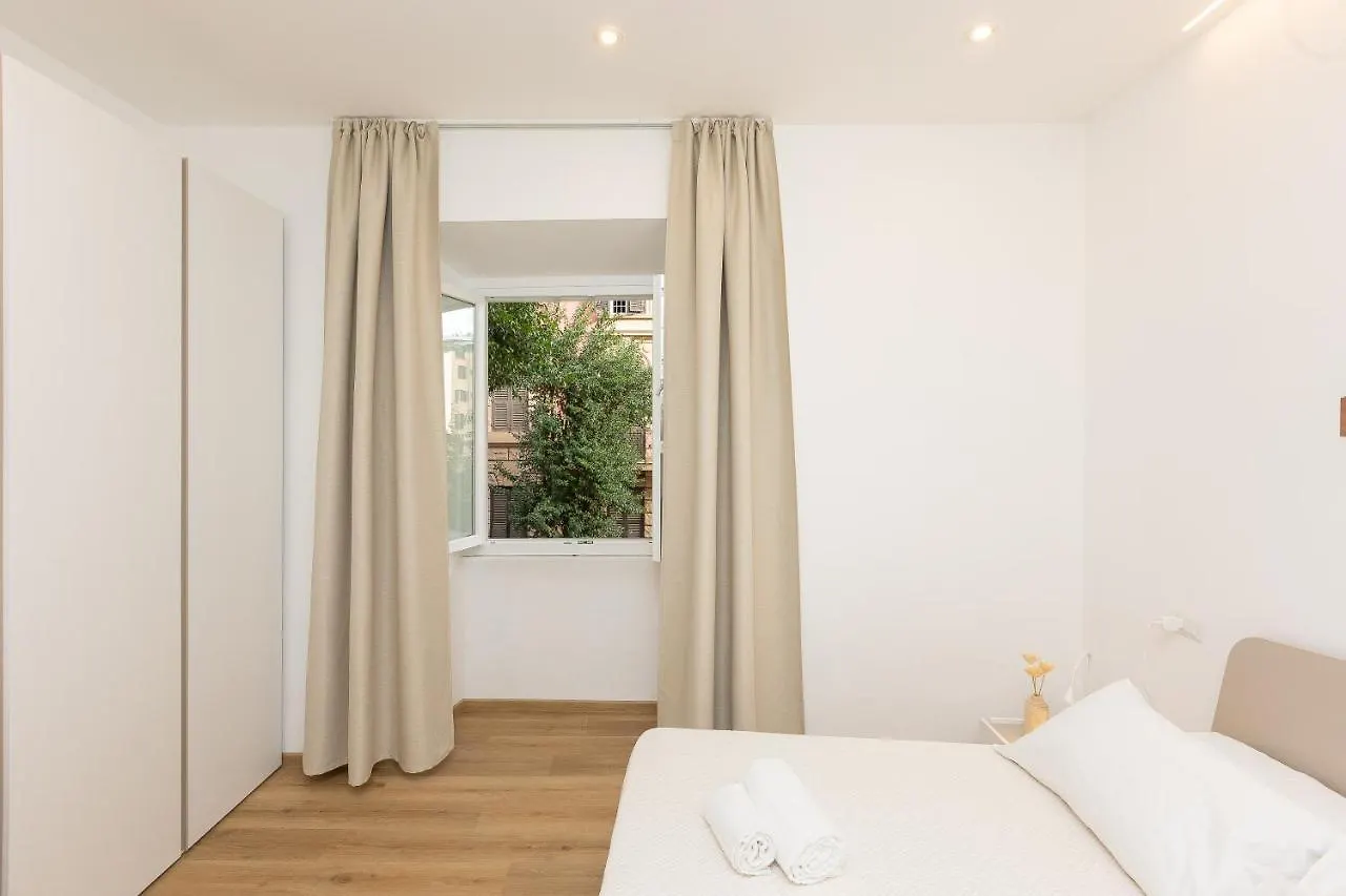 Colosseum Holidays - Three-Bedroom Apartment Rome Italy