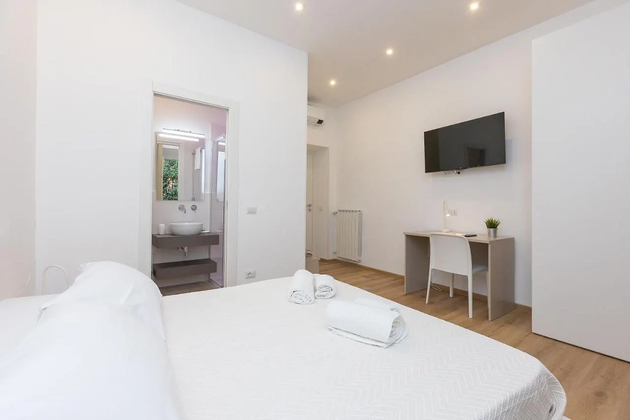 Colosseum Holidays - Three-Bedroom Apartment Rome