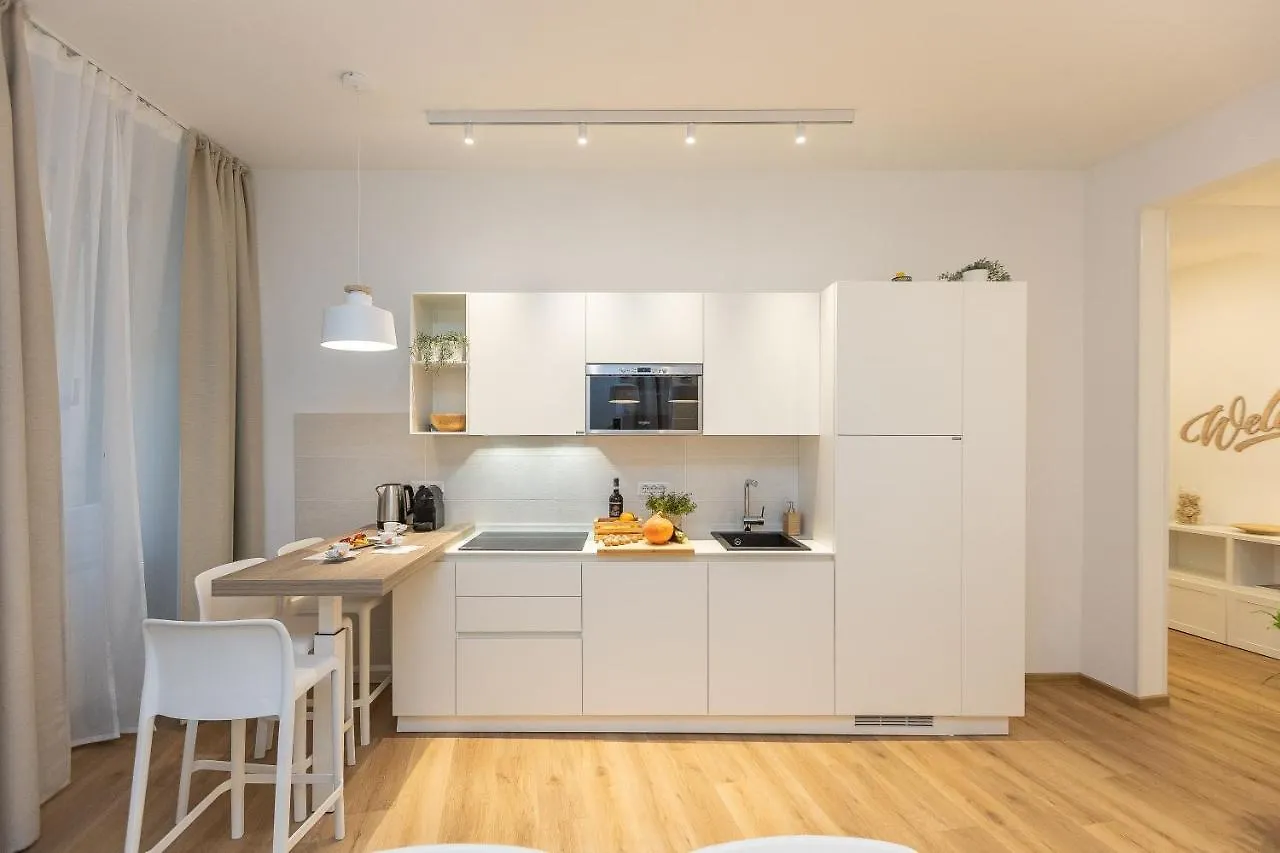 Colosseum Holidays - Three-Bedroom Apartment Rome Italy