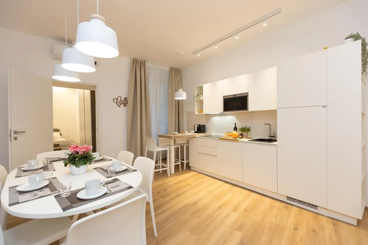 Colosseum Holidays - Three-Bedroom Apartment Rome