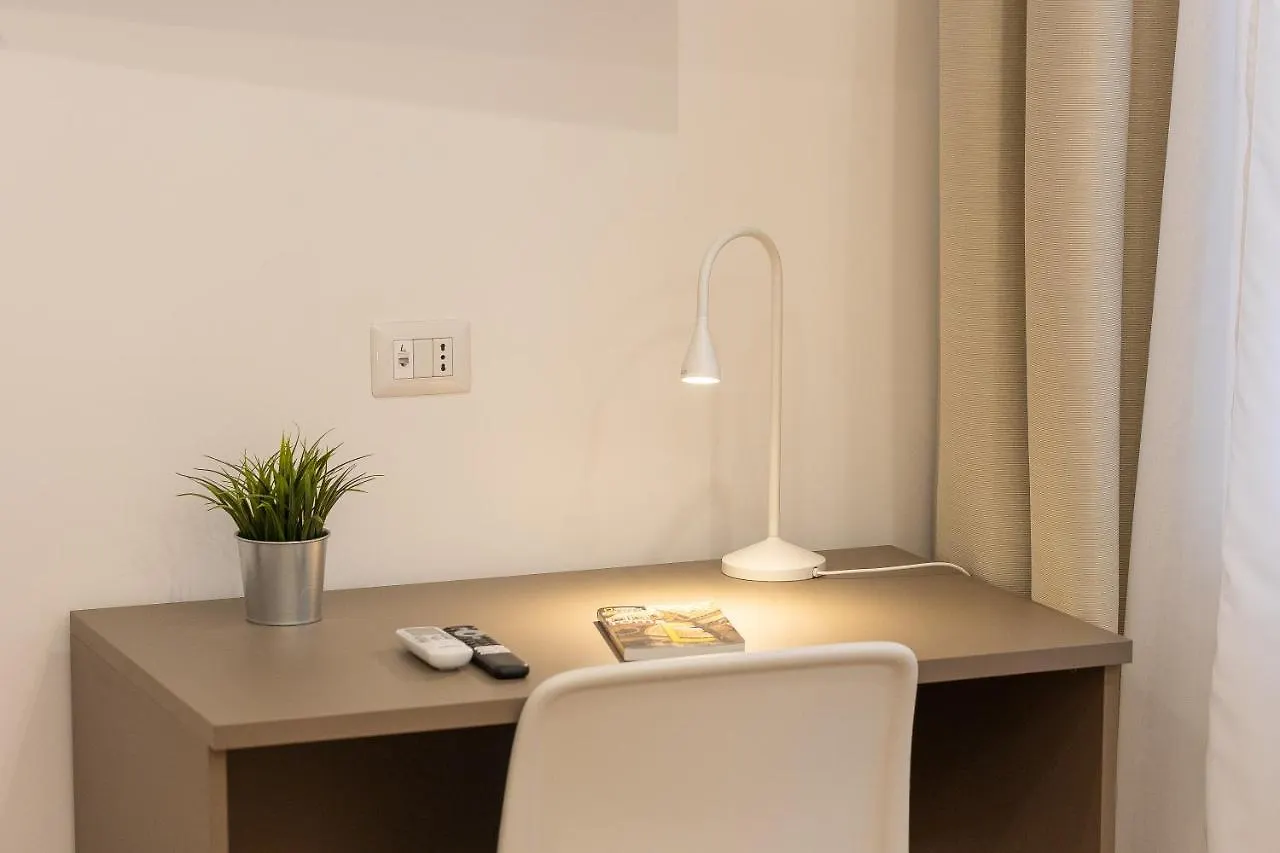 Colosseum Holidays - Three-Bedroom Apartment Rome