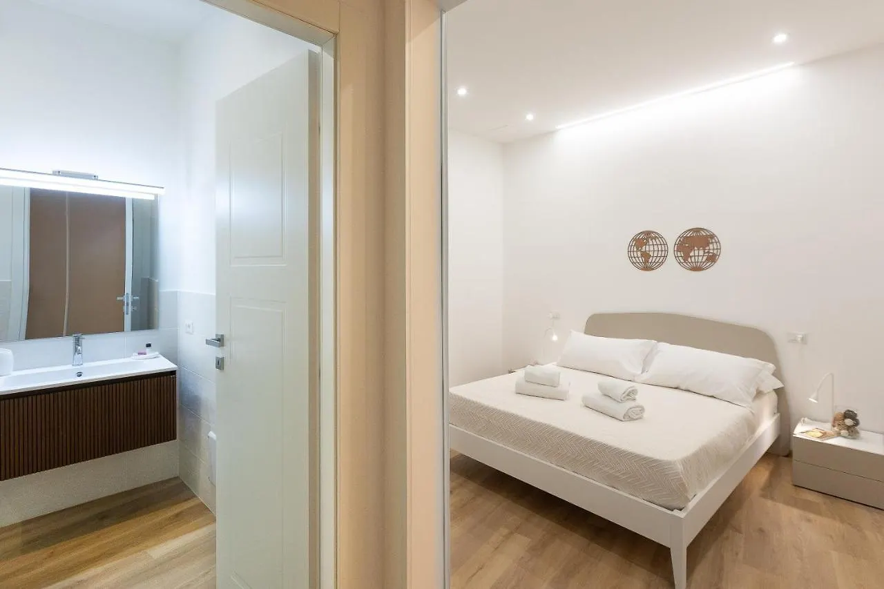 Colosseum Holidays - Three-Bedroom Apartment Rome