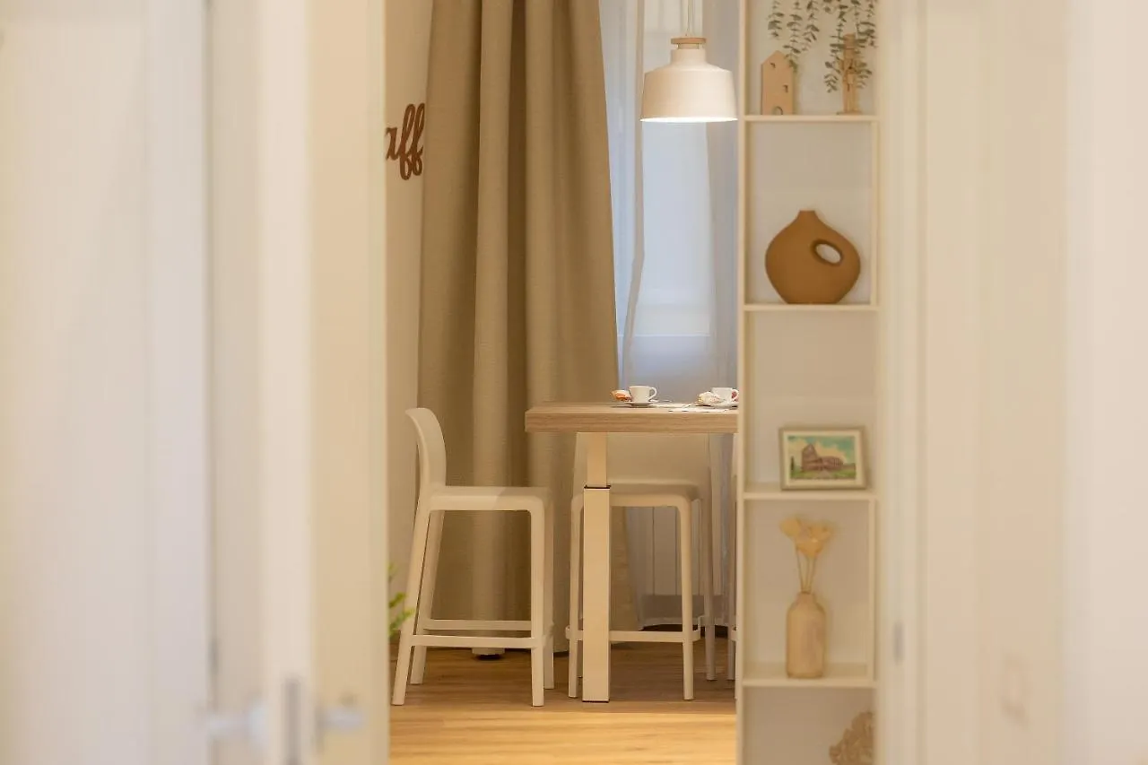 Colosseum Holidays - Three-Bedroom Apartment Rome