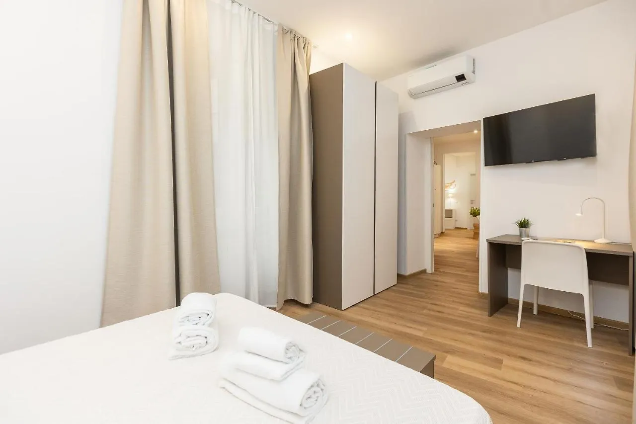 Colosseum Holidays - Three-Bedroom Apartment Rome