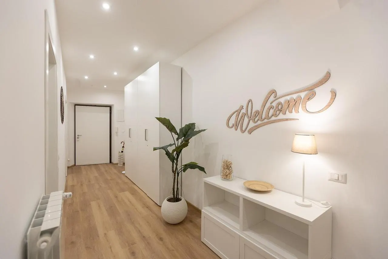 Colosseum Holidays - Three-Bedroom Apartment Rome Italy