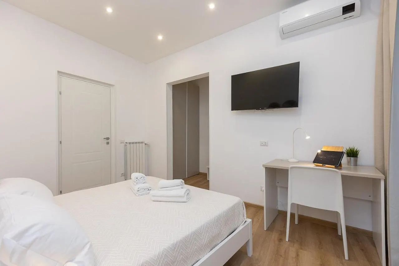 Colosseum Holidays - Three-Bedroom Apartment Rome