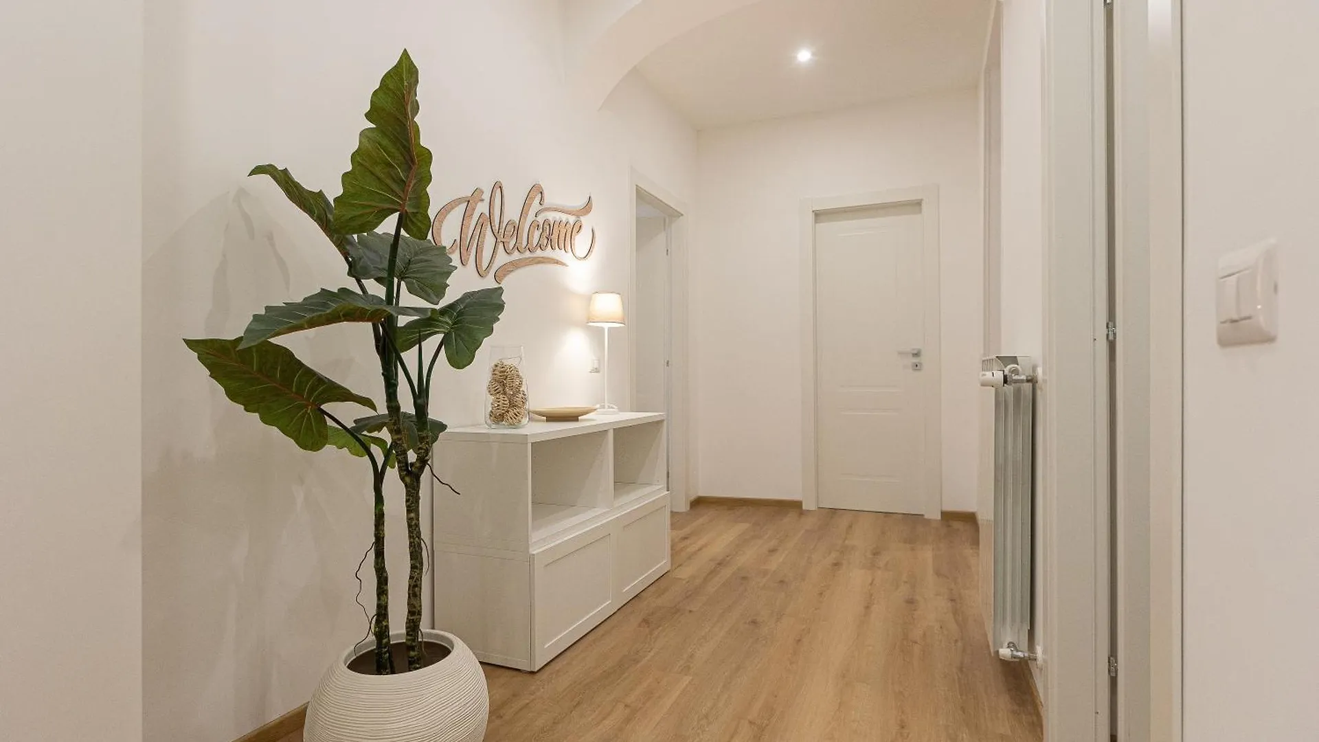 Colosseum Holidays - Three-Bedroom Apartment Rome 0*,